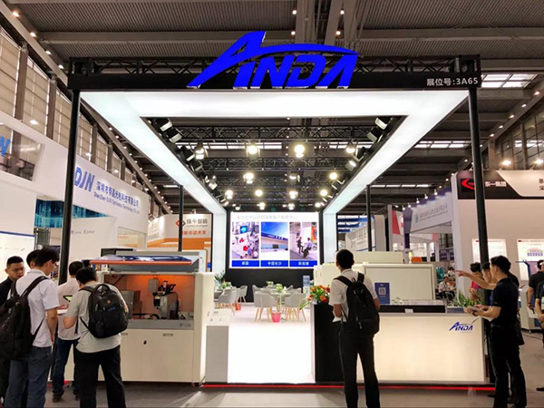 實(shí)時(shí)報(bào)道】聚焦安達(dá)｜3D曲面玻璃展